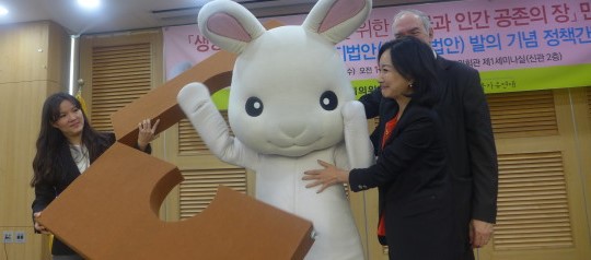 Cruelty Free International and MP Moon campaigning for a ban on animal testing for cosmetics in Korea.