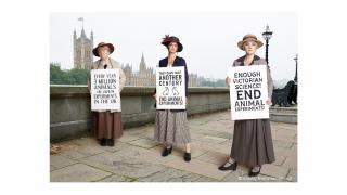 Evanna Lynch, Luna Lovegood in the Harry Potter film series, Made in Chelsea’s Lucy Watson, and Lesley Nicol, who played Mrs Patmore in Downton Abbey, have teamed up with us and animal protection organisations Animal Free Research and OneKind to recreate a famous photo from an animal rights demonstration from 100 years ago